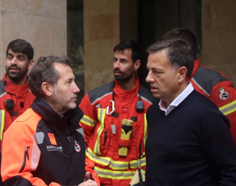 Manuel Serrano se suma a la concentración convocada en la puerta del Ayuntamiento en señal de solidaridad con las víctimas de la DANA