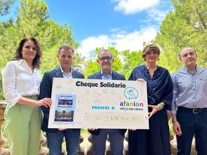 Manuel Serrano entrega a Afanion el cheque solidario de 3.300 euros recaudado durante los Conciertos de Familia que la BSMA ha ofrecido en el XXV programa ‘Toca la Banda’