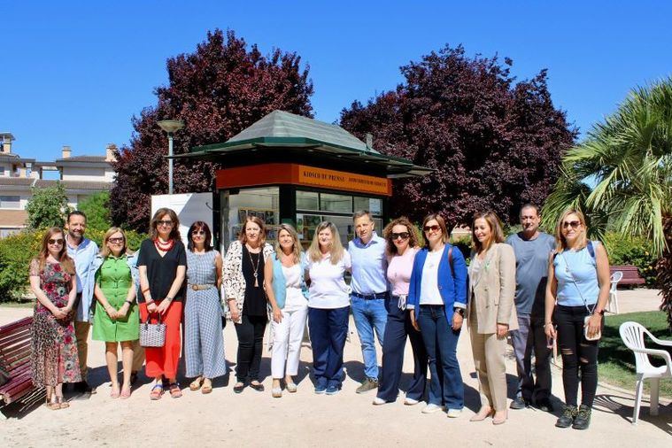 Manuel Serrano asegura que el nuevo kiosco de prensa del barrio de Medicina fomentará el hábito de la lectura y facilitará el acceso a la información y a la cultura en un entorno natural