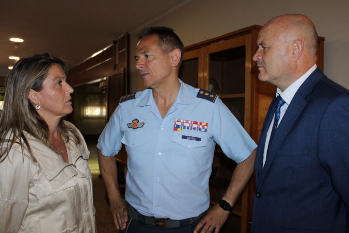 Lucrecia Rodríguez de Vera y Francisco Navarro asisten al acto de Izado de Bandera Solemne con motivo del X aniversario del juramento y proclamación del Rey Felipe VI