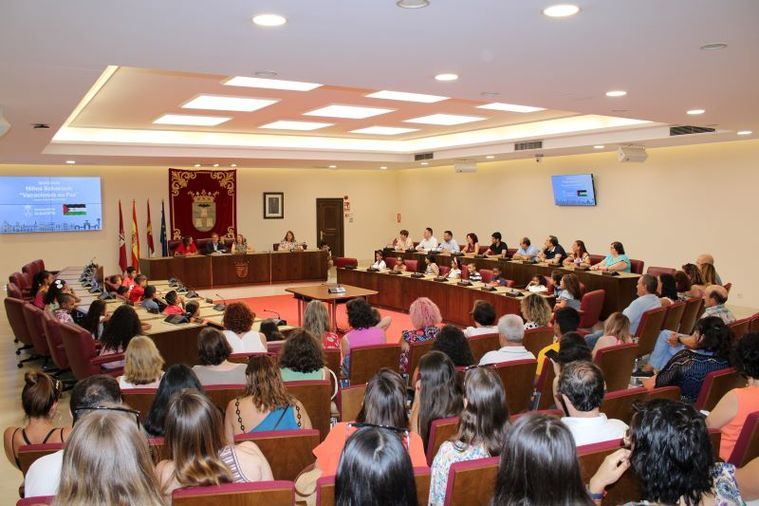 Manuel Serrano recibe a los cerca de 40 niños y niñas saharauis que este verano disfrutarán de unas ‘Vacaciones en Paz’ en Albacete y les desea una feliz estancia