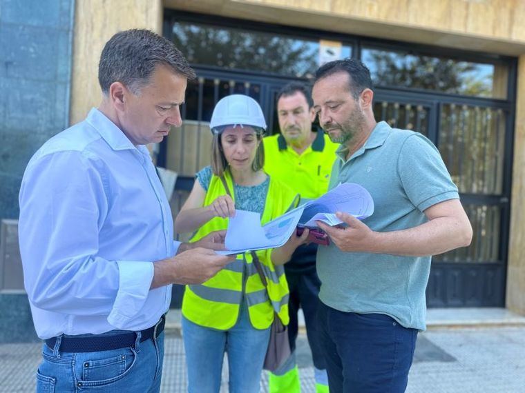 Manuel Serrano visita el inicio de las obras de remodelación de la calle Doctor García Reyes donde se están acometiendo mejoras en la red de saneamiento y abastecimiento