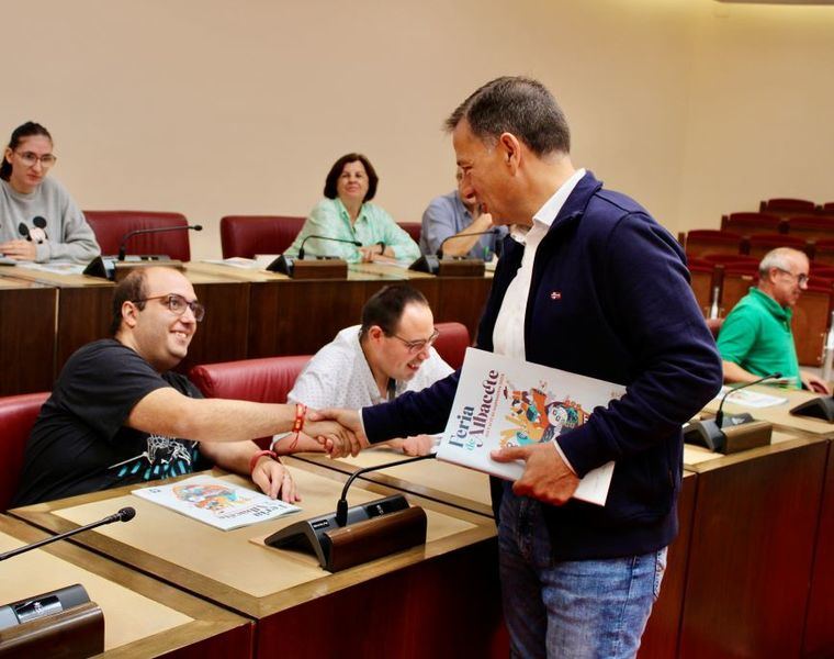 Manuel Serrano presenta la Feria de Albacete 2024 con “un ambicioso programa pionero en accesibilidad, incluyendo medidas inclusivas para personas con discapacidad intelectual y movilidad reducida”