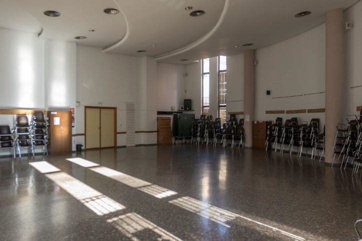 El Ayuntamiento mejorará la acústica de la Sala Polivalente del Centro de Santa Teresa para “facilitar la participación de los vecinos”