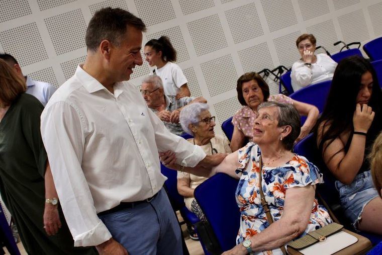 El alcalde de Albacete celebra el Día de los Abuelos y Abuelas pidiendo escucharles y tenerles en cuenta