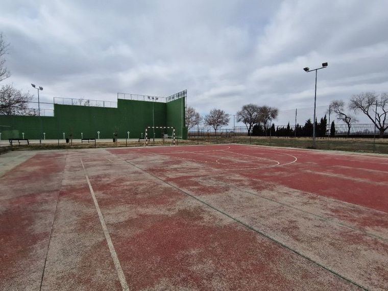 Serrano asegura que las obras en la pista deportiva al aire libre de El Salobral mejorarán la experiencia de usuarios