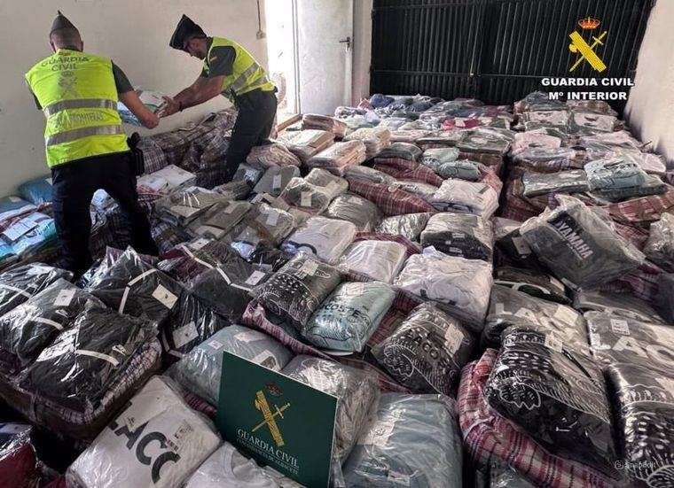 La Guardia Civil interviene en Albacete más de 7.000 prendas de ropa falsificadas valoradas en más de 2 millones