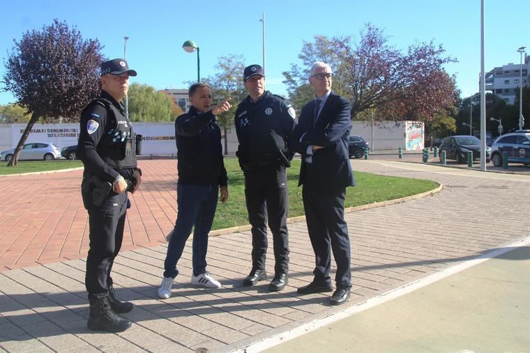 El alcalde de Albacete supervisa el punto de control en el Paseo de Cuba dentro de la campaña para evitar atropellos