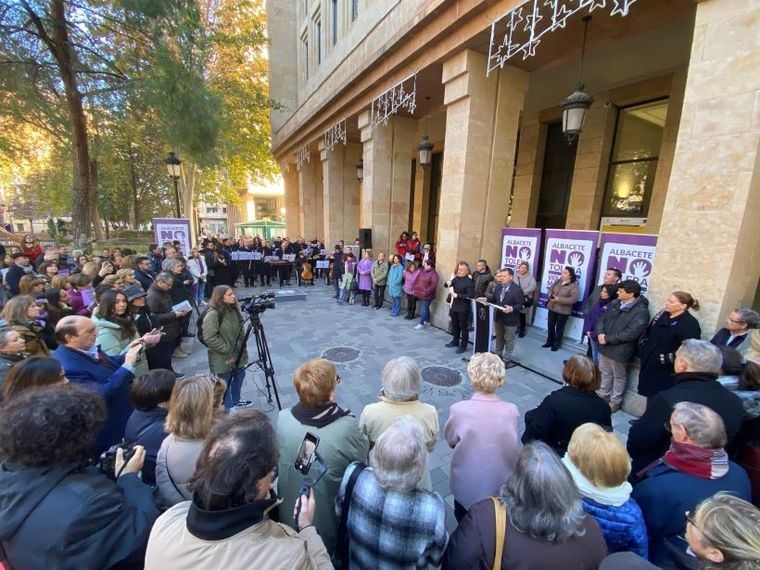 Un mural y mobiliario urbano violeta en la Casa Carretas de Albacete contra la violencia machista